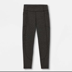 All in Motion- NWT- Girls Textured pocket leggings-Black-Size XL-